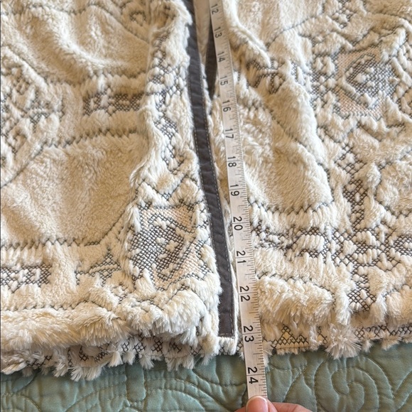 Rebecca Elliot Cream and Gray Faux Fur Vest - Picture 7 of 10